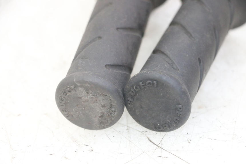 photo de COMMUTATORE DESTRO PEUGEOT JET FORCE CARBU 50 (2003 - 2016) - Dettagli dei punti di fissaggio