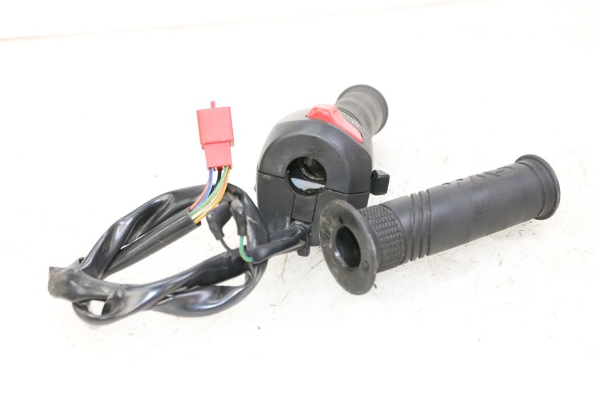 photo de COMMUTATORE DESTRO SYM JOYMAX 125 (2010 - 2017) - Dettaglio del componente