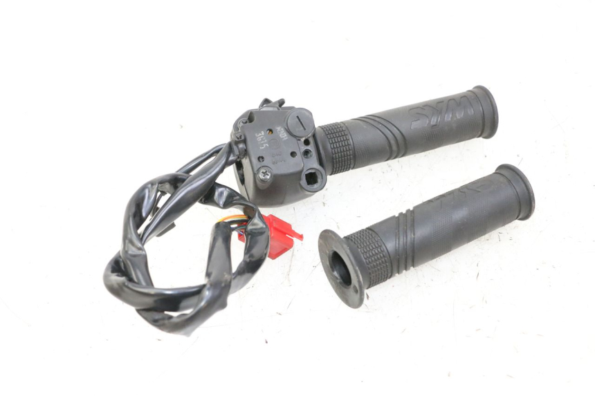 photo de COMMUTATORE DESTRO SYM JOYMAX 125 (2010 - 2017) - Altra angolazione