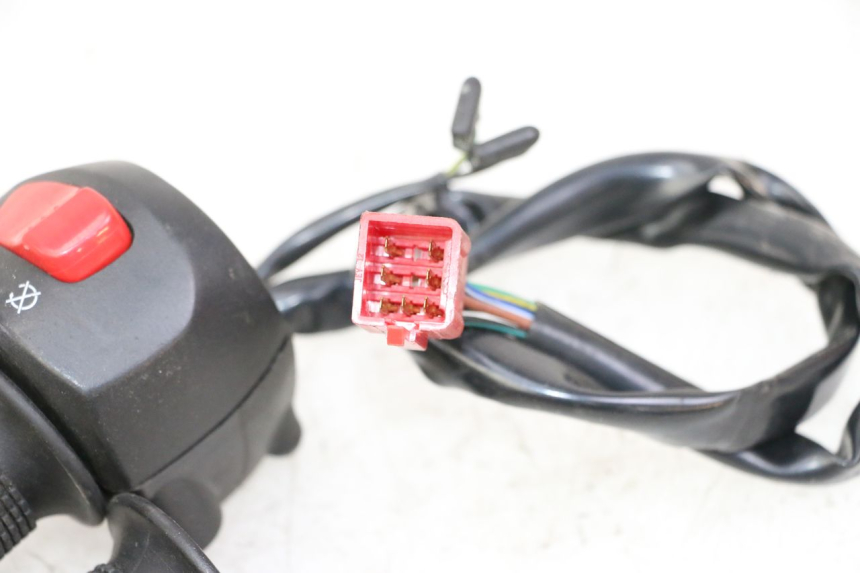 photo de COMMUTATORE DESTRO SYM JOYMAX 125 (2010 - 2017) - Dettagli dei punti di fissaggio