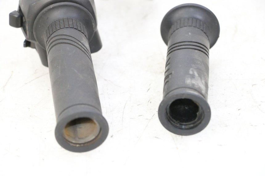 photo de COMMUTATORE DESTRO SYM JOYMAX 125 (2010 - 2017) - Stato della superficie e materiale