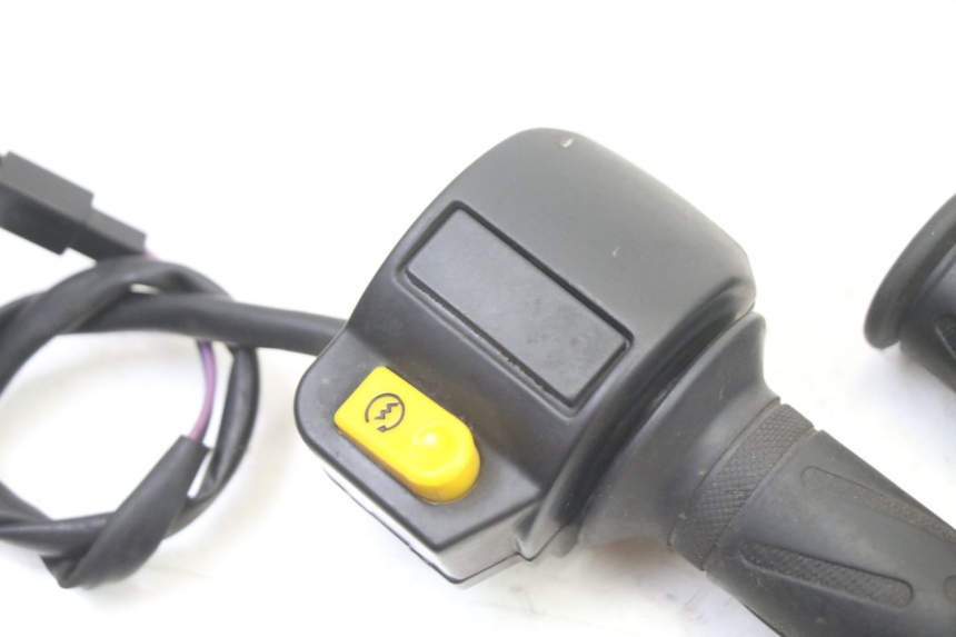 photo de MANUBRIO DESTRO PEUGEOT KISBEE 2T 50 (2010 - 2017) - Dettaglio del componente