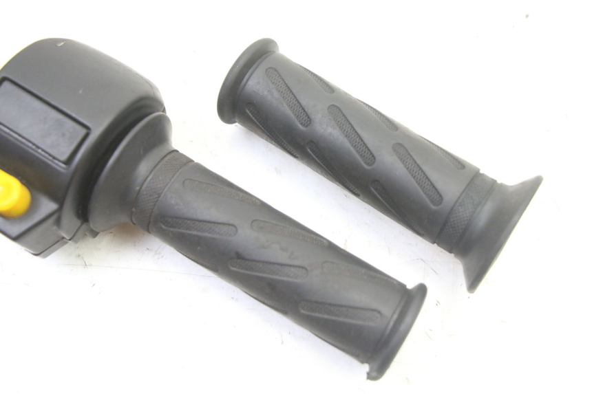 photo de MANUBRIO DESTRO PEUGEOT KISBEE 2T 50 (2010 - 2017) - Zoom sullo stato d'uso