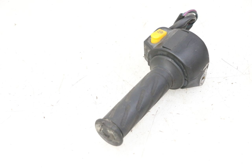 photo de MANUBRIO DESTRO PEUGEOT KISBEE 2T 50 (2010 - 2017) - Primo piano tecnico