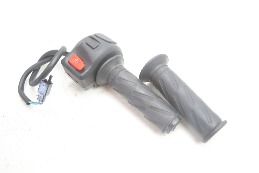 photo de MANUBRIO DESTRO PEUGEOT KISBEE 2T 50 (2010 - 2017) - Altra angolazione