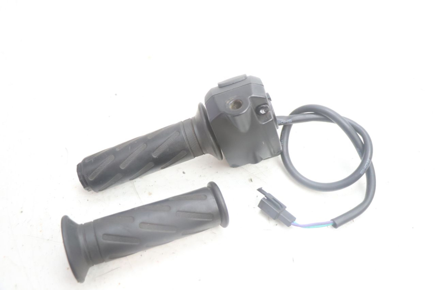 photo de MANUBRIO DESTRO PEUGEOT KISBEE 2T 50 (2010 - 2017) - Dettagli dei punti di fissaggio
