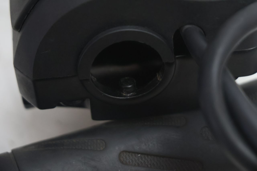 photo de MANUBRIO DESTRO PEUGEOT KISBEE 2T 50 (2010 - 2017) - Stato della superficie e materiale