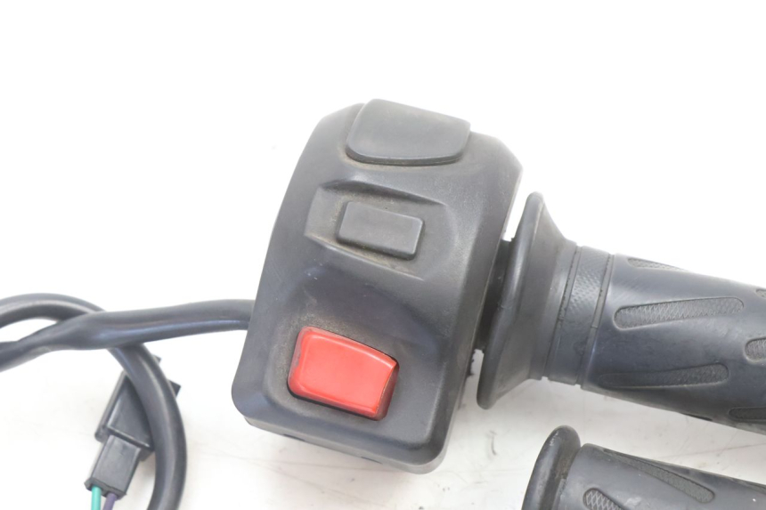photo de MANUBRIO DESTRO PEUGEOT KISBEE 2T 50 (2010 - 2017) - Dettaglio del componente