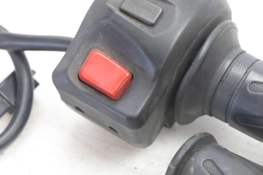 photo de MANUBRIO DESTRO PEUGEOT KISBEE 2T 50 (2010 - 2017) - Zoom sullo stato d'uso
