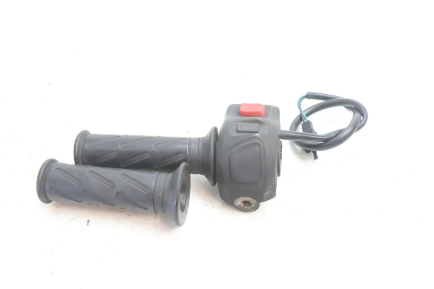 photo de MANUBRIO DESTRO PEUGEOT KISBEE 2T 50 (2010 - 2017) - Dettagli dei punti di fissaggio