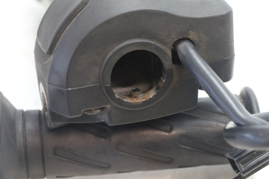 photo de MANUBRIO DESTRO PEUGEOT KISBEE 2T 50 (2010 - 2017) - Ricambio usato controllato