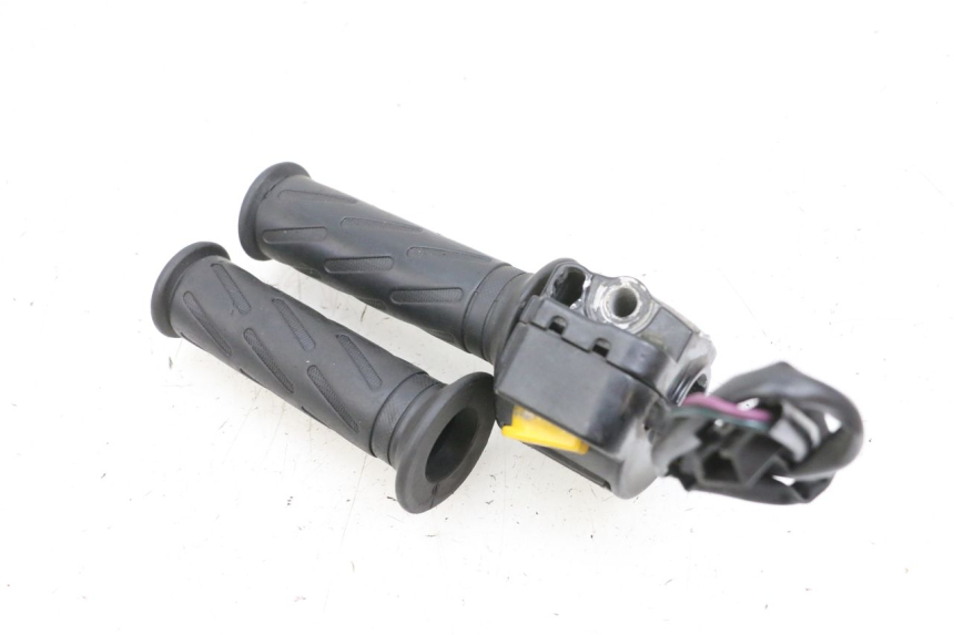 photo de MANUBRIO DESTRO PEUGEOT KISBEE 4T 50 (2010 - 2017) - Dettaglio del componente