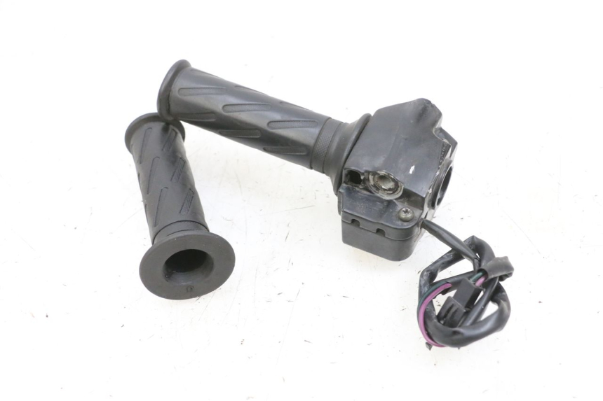 photo de MANUBRIO DESTRO PEUGEOT KISBEE 4T 50 (2010 - 2017) - Zoom sullo stato d'uso