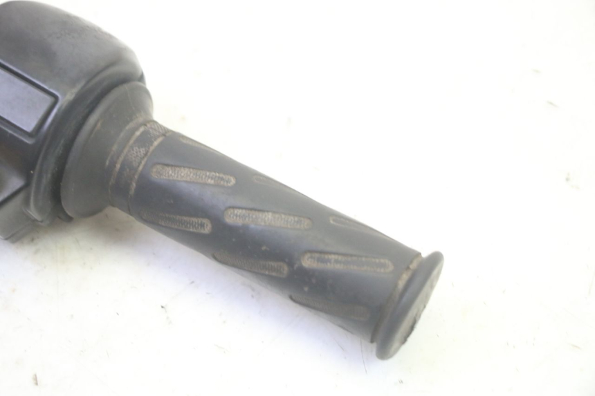 photo de MANUBRIO DESTRO PEUGEOT KISBEE 4T 50 (2010 - 2017) - Zoom sullo stato d'uso