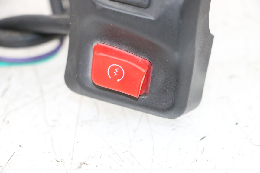 photo de MANUBRIO DESTRO PEUGEOT KISBEE 4T 50 (2010 - 2017) - Dettagli dei punti di fissaggio