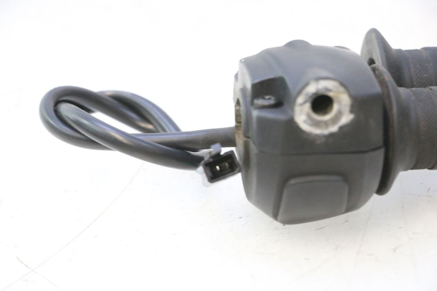 photo de COMMUTATORE DESTRO PEUGEOT KISBEE 4T 50 (2023 - 2026) - Primo piano tecnico