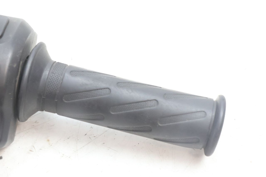photo de MANUBRIO DESTRO PEUGEOT KISBEE 4T 50 (2010 - 2017) - Altra angolazione