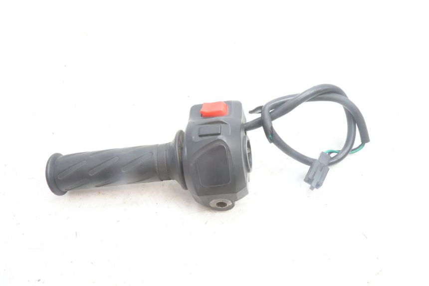 photo de MANUBRIO DESTRO PEUGEOT KISBEE 4T 50 (2010 - 2017) - Primo piano tecnico