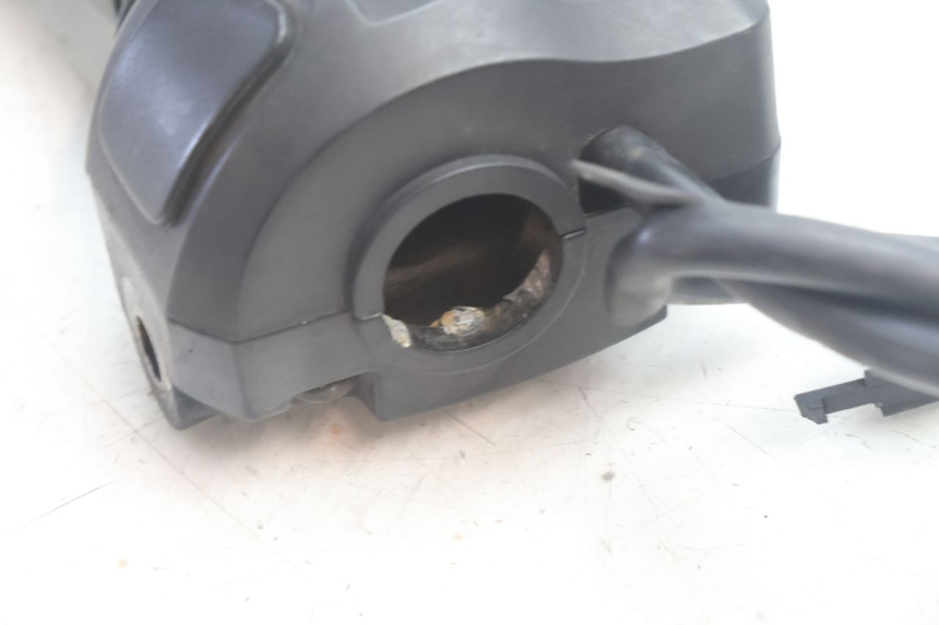 photo de MANUBRIO DESTRO PEUGEOT KISBEE 4T 50 (2010 - 2017) - Stato della superficie e materiale