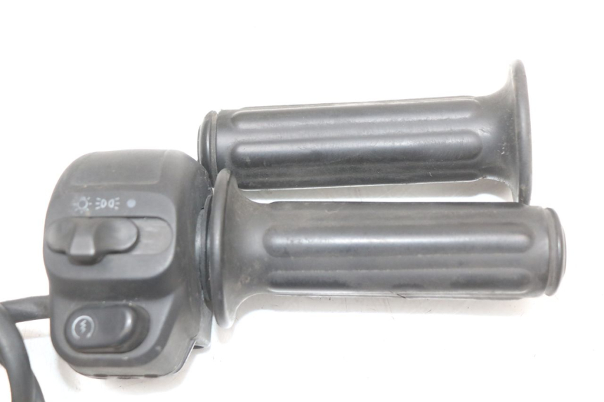 photo de COMMUTATORE DESTRO RENAULT KOURANOS 125 (2001 - 2004) - Zoom sullo stato d'uso