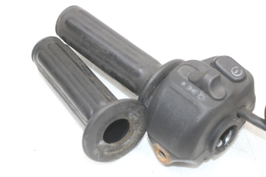 photo de COMMUTATORE DESTRO RENAULT KOURANOS 125 (2001 - 2004) - Primo piano tecnico