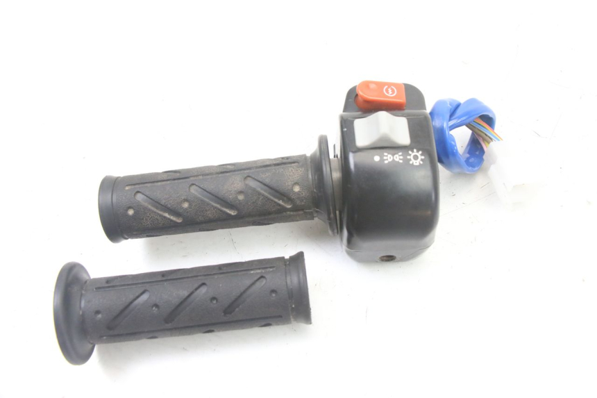 photo de MANUBRIO DESTRO KYMCO AGILITY 4T 50 (2005 - 2018) - Zoom sullo stato d'uso