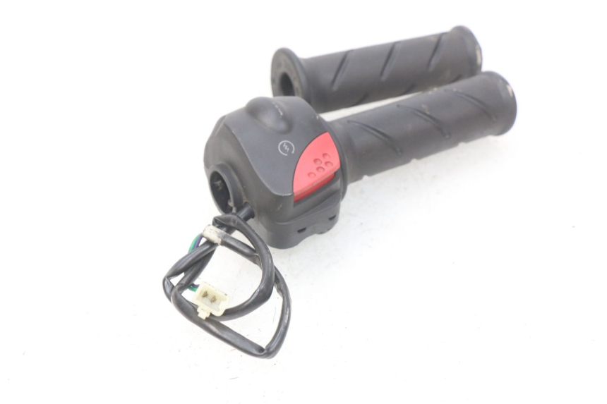 photo de MANUBRIO DESTRO PEUGEOT LUDIX 50 (2008 - 2017) - Primo piano tecnico