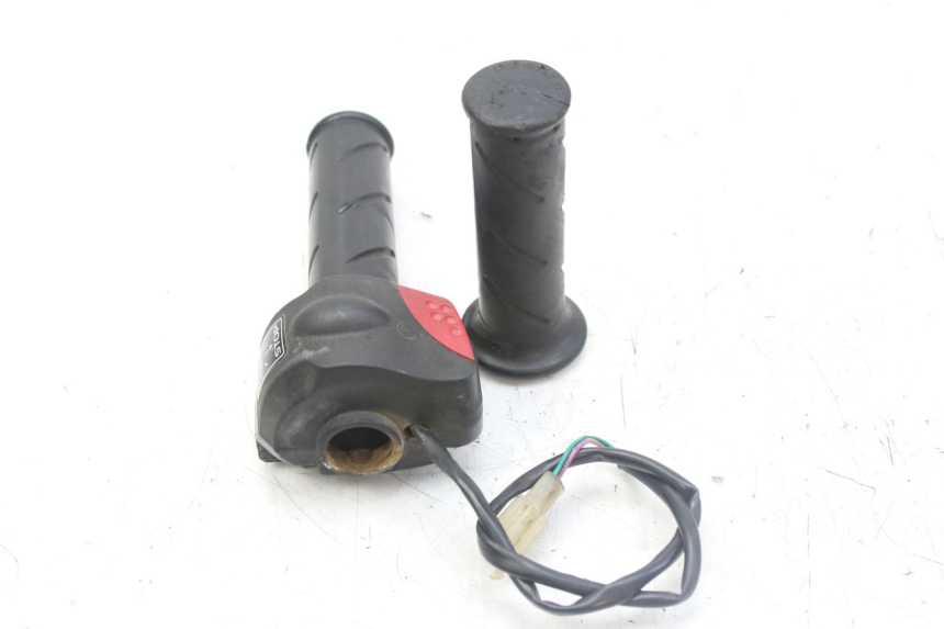 photo de MANUBRIO DESTRO PEUGEOT LUDIX 50 (2008 - 2017) - Zoom sullo stato d'uso