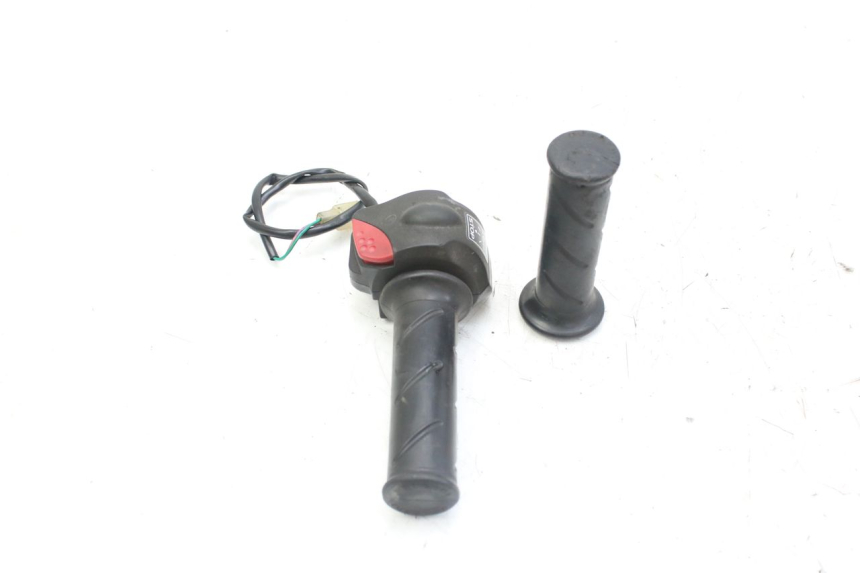 photo de MANUBRIO DESTRO PEUGEOT LUDIX 50 (2008 - 2017) - Primo piano tecnico