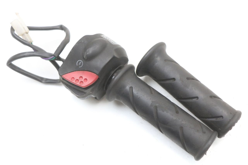 photo de MANUBRIO DESTRO PEUGEOT LUDIX 50 (2008 - 2017) - Primo piano tecnico