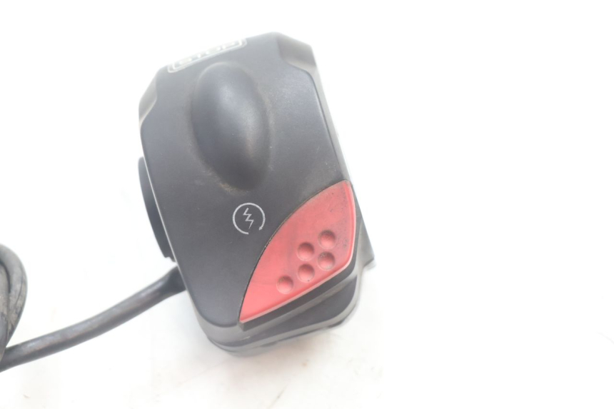 photo de COMMUTATORE DESTRO PEUGEOT LUDIX PRO 2T 50 (2010 - 2017) - Dettaglio del componente