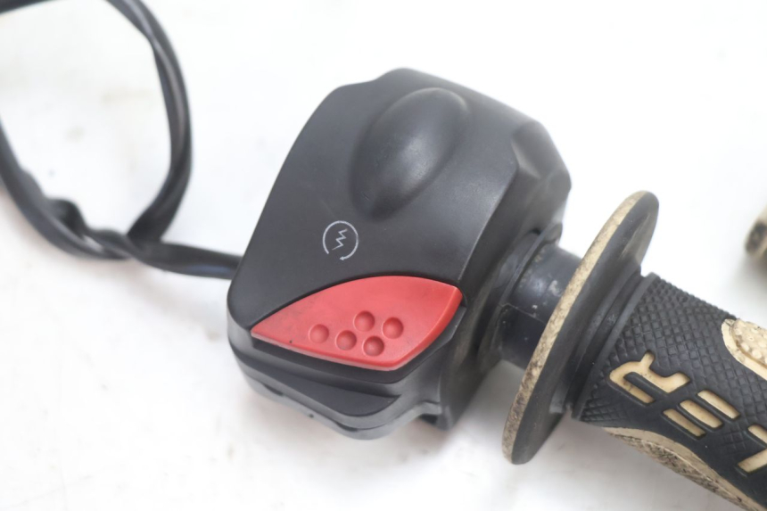photo de MANUBRIO DESTRO PEUGEOT LUDIX SNAKE 2T 50 (2004 - 2014) - Dettaglio del componente