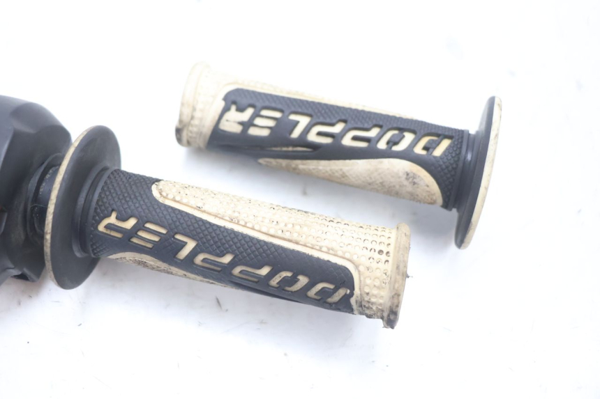 photo de MANUBRIO DESTRO PEUGEOT LUDIX SNAKE 2T 50 (2004 - 2014) - Zoom sullo stato d'uso