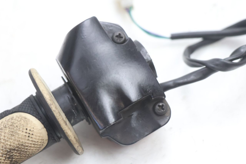 photo de MANUBRIO DESTRO PEUGEOT LUDIX SNAKE 2T 50 (2004 - 2014) - Stato della superficie e materiale