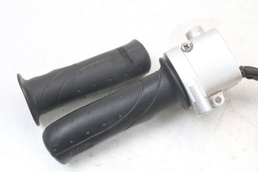 photo de MANUBRIO DESTRO SYM MIO 50 (2011 - 2017) - Dettagli dei punti di fissaggio