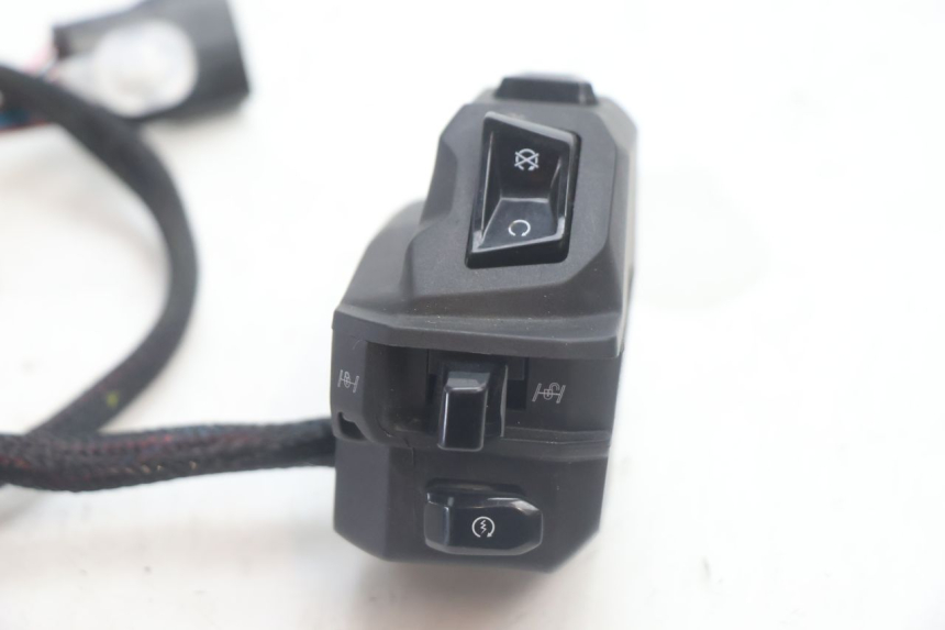 photo de COMMUTATORE DESTRO PIAGGIO MP3 HPE 530 (2022 - 2026) - Dettaglio del componente