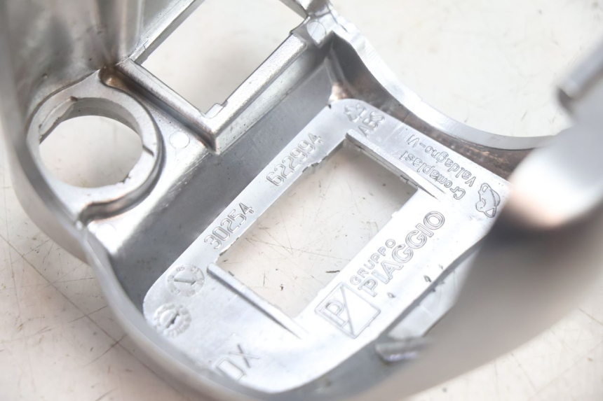 photo de COMMUTATORE DESTRO PIAGGIO MP3 125 (2006 - 2014) - Stato della superficie e materiale