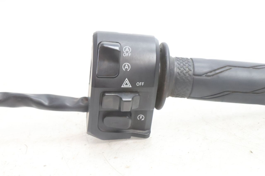 photo de COMMUTATORE DESTRO YAMAHA N-MAX NMAX 125 (2021 - 2024) - Zoom sullo stato d'uso