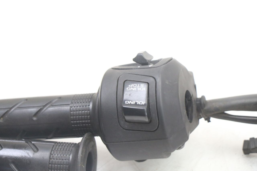 photo de Comando destro HONDA PCX (JF57/JF64) 125 (2014 - 2018) - Primo piano tecnico