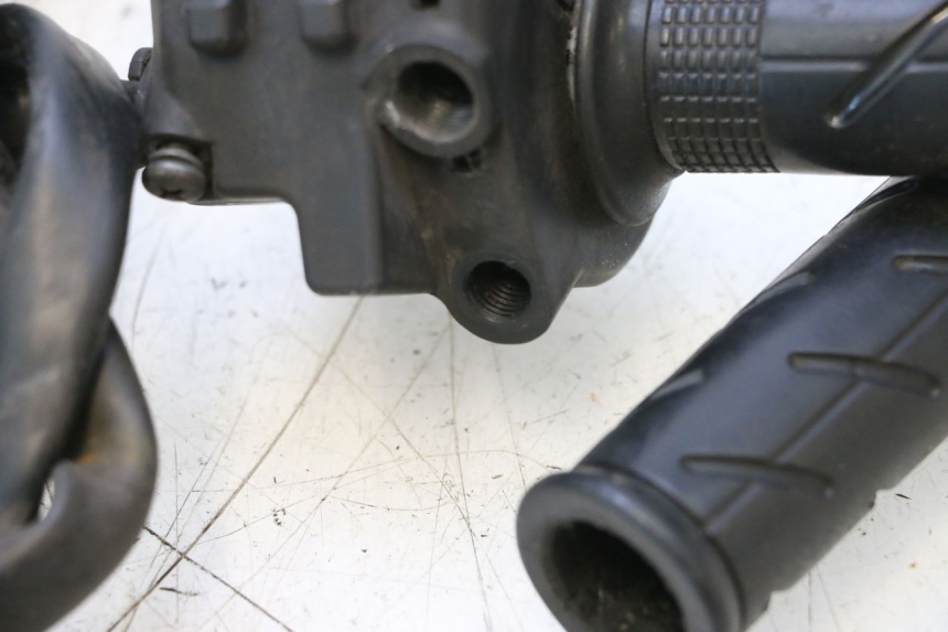 photo de Comando destro HONDA PCX (JF57/JF64) 125 (2014 - 2018) - Dettagli dei punti di fissaggio