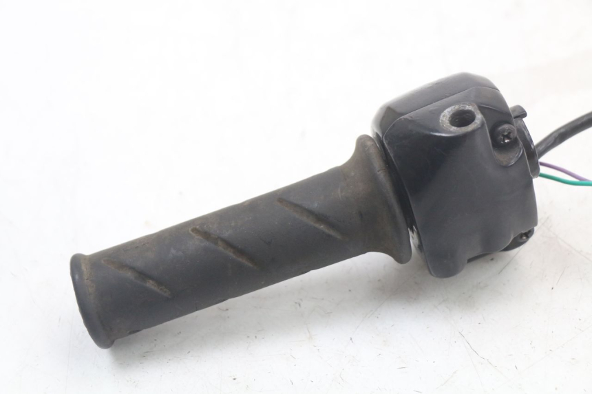 photo de MANUBRIO DESTRO PEUGEOT LUDIX 50 (2005 - 2007) - Dettagli dei punti di fissaggio