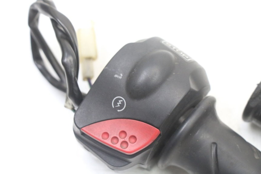 photo de COMMUTATORE DESTRO PEUGEOT TREKKER TKR 50 (2005 - 2014) - Dettaglio del componente