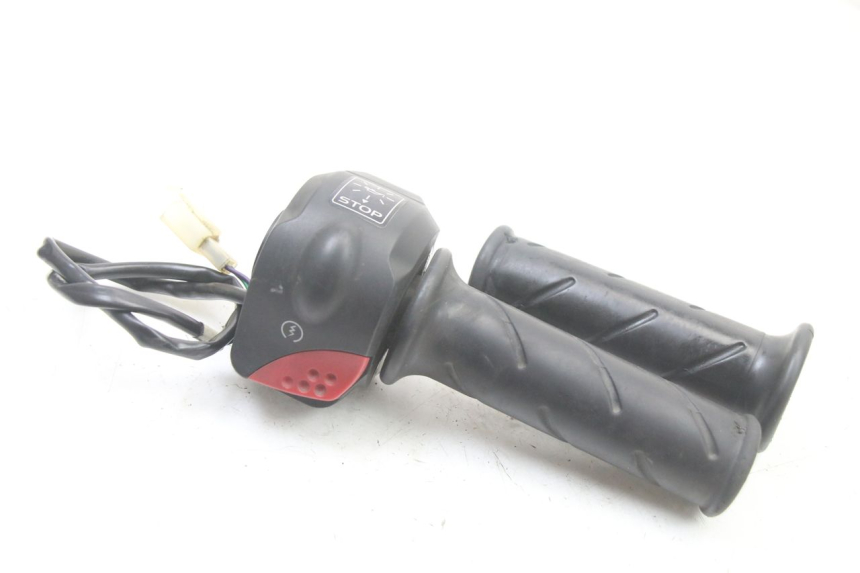 photo de COMMUTATORE DESTRO PEUGEOT TREKKER TKR 50 (2005 - 2014) - Zoom sullo stato d'uso