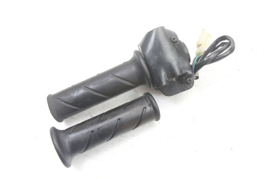 photo de COMMUTATORE DESTRO PEUGEOT TREKKER TKR 50 (2005 - 2014) - Primo piano tecnico