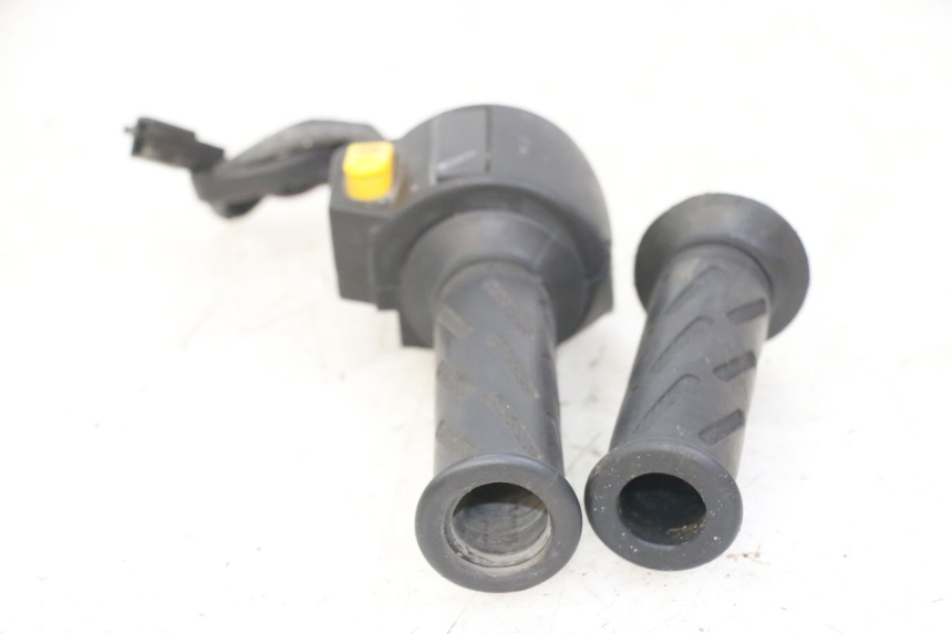 photo de COMMUTATORE DESTRO PEUGEOT VIVACITY 125 (2010 - 2017) - Dettagli dei punti di fissaggio