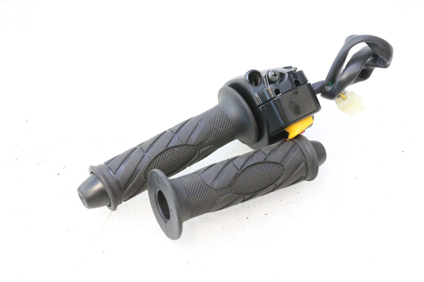 photo de MANUBRIO DESTRO TNT MOTOR ROMA 12' 2T 50 (2007 - 2018) - Altra angolazione