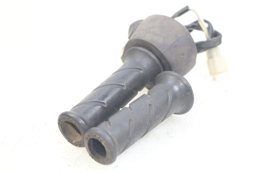 photo de MANUBRIO DESTRO PEUGEOT SATELIS 125 (2010 - 2012) - Dettagli dei punti di fissaggio