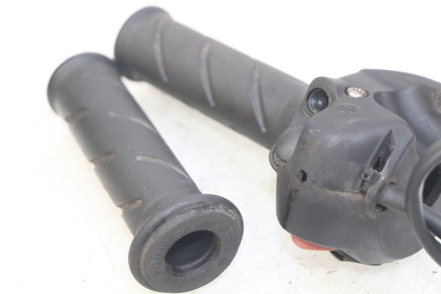 photo de MANUBRIO DESTRO PEUGEOT SATELIS 125 (2010 - 2012) - Zoom sullo stato d'uso