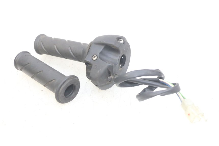 photo de MANUBRIO DESTRO PEUGEOT SATELIS 125 (2010 - 2012) - Primo piano tecnico