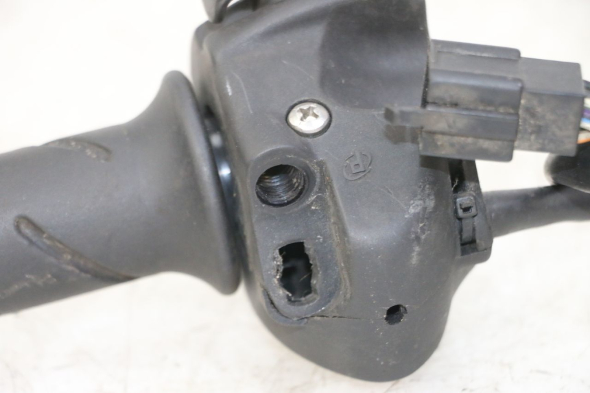 photo de COMMUTATORE DESTRO PEUGEOT SATELIS 125 (2013 - 2018) - Altra angolazione